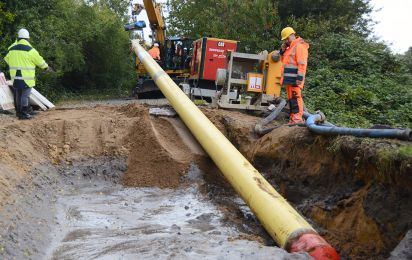 Hamburger Energienetze legen kombinierte Leitungstrasse und untertunneln Gewässer Aue