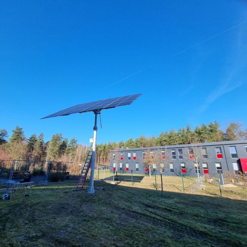 SunOyster Systems installiert ersten von 26 Solartrackern auf einem Mast für das Helmholtz-Zentrum in Dresden