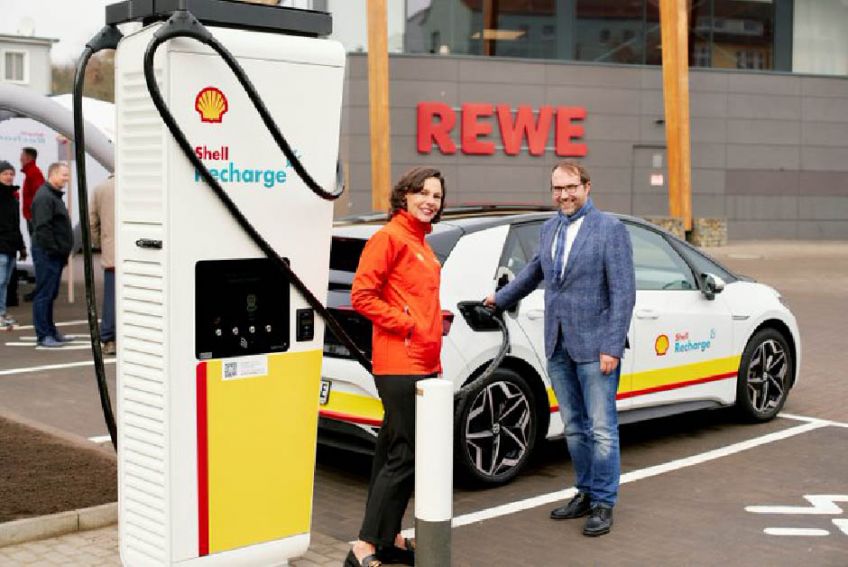 Schnell beim Einkauf Strom laden mit Shell und REWE
