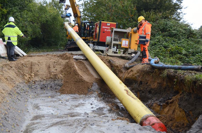 Hamburger Energienetze legen kombinierte Leitungstrasse und untertunneln Gewässer Aue