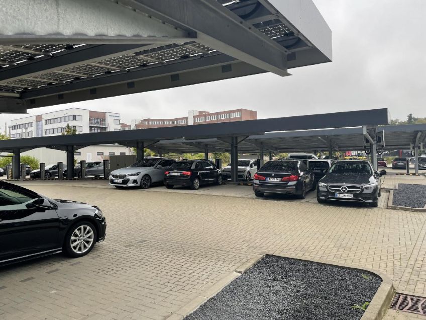 Besichtigung einer Parkplatz-PV-Anlage bei Jungheinrich AG in Hamburg-Wandsbek