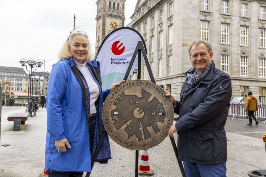 Umweltsenator Jens Kerstan und Geschäftsführerin Kirsten Fust verlegen Jubiläums-Fernwärmedeckel