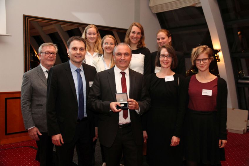 Freie und Hansestadt Hamburg verleiht A380-Medaille an Manfred Kennel