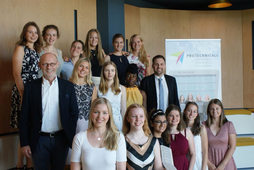 Absolventinnen feiern erfolgreichen Abschluss beim MINT Qualifizierungsprogramm proTechnicale